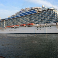 Foto Nicoloro G.  31/08/2014     Porto Corsini ( Ravenna )        Ha attraccato al molo di Porto Corsini/Ravenna la " Regal Princess ". Costruita da Fincantieri di Monfalcone e inaugurata dal premier Matteo Renzi è tra le 10 navi da crociera più grandi al mondo. 141.000 tonnellata, 330 metri di lunghezza, 1780 cabine, 4200 passeggeri e 1200 di equipaggio. Questa è la prima crociera nel Mediterraneo. nella foto la Regal Princess.