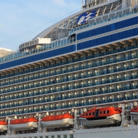 Foto Nicoloro G.   31/08/2014     Porto Corsini ( Ravenna )        Ha attraccato al molo di Porto Corsini/Ravenna la " Regal Princess ". Costruita da Fincantieri di Monfalcone e inaugurata dal premier Matteo Renzi è tra le 10 navi da crociera più grandi al mondo. 141.000 tonnellata, 330 metri di lunghezza, 1780 cabine, 4200 passeggeri e 1200 di equipaggio. Questa è la prima crociera nel Mediterraneo. nella foto una veduta della fiancata con le cabine con balcone.