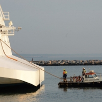 Foto Nicoloro G.  31/08/2014     Porto Corsini ( Ravenna )        Ha attraccato al molo di Porto Corsini/Ravenna la " Regal Princess ". Costruita da Fincantieri di Monfalcone e inaugurata dal premier Matteo Renzi è tra le 10 navi da crociera più grandi al mondo. 141.000 tonnellata, 330 metri di lunghezza, 1780 cabine, 4200 passeggeri e 1200 di equipaggio. Questa è la prima crociera nel Mediterraneo. nella foto manovre di attracco e ancoraggio.