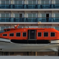 Foto Nicoloro G.   31/08/2014     Porto Corsini ( Ravenna )        Ha attraccato al molo di Porto Corsini/Ravenna la " Regal Princess ". Costruita da Fincantieri di Monfalcone e inaugurata dal premier Matteo Renzi è tra le 10 navi da crociera più grandi al mondo. 141.000 tonnellata, 330 metri di lunghezza, 1780 cabine, 4200 passeggeri e 1200 di equipaggio. Questa è la prima crociera nel Mediterraneo. nella foto una scialuppa di salvataggio.