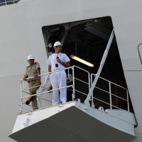 Foto Nicoloro G.  31/08/2014     Porto Corsini ( Ravenna )        Ha attraccato al molo di Porto Corsini/Ravenna la " Regal Princess ". Costruita da Fincantieri di Monfalcone e inaugurata dal premier Matteo Renzi è tra le 10 navi da crociera più grandi al mondo. 141.000 tonnellata, 330 metri di lunghezza, 1780 cabine, 4200 passeggeri e 1200 di equipaggio. Questa è la prima crociera nel Mediterraneo. nella foto personale tecnico in fase di attracco.
