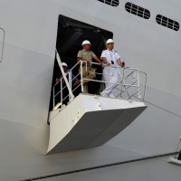 Foto Nicoloro G.  31/08/2014     Porto Corsini ( Ravenna )        Ha attraccato al molo di Porto Corsini/Ravenna la " Regal Princess ". Costruita da Fincantieri di Monfalcone e inaugurata dal premier Matteo Renzi è tra le 10 navi da crociera più grandi al mondo. 141.000 tonnellata, 330 metri di lunghezza, 1780 cabine, 4200 passeggeri e 1200 di equipaggio. Questa è la prima crociera nel Mediterraneo. nella foto personale tecnico in fase di attracco.