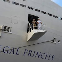 Foto Nicoloro G.  31/08/2014     Porto Corsini ( Ravenna )        Ha attraccato al molo di Porto Corsini/Ravenna la " Regal Princess ". Costruita da Fincantieri di Monfalcone e inaugurata dal premier Matteo Renzi è tra le 10 navi da crociera più grandi al mondo. 141.000 tonnellata, 330 metri di lunghezza, 1780 cabine, 4200 passeggeri e 1200 di equipaggio. Questa è la prima crociera nel Mediterraneo. nella foto personale tecnico in fase di attracco.