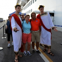 Foto Nicoloro G.  31/08/2014     Porto Corsini ( Ravenna )        Ha attraccato al molo di Porto Corsini/Ravenna la " Regal Princess ". Costruita da Fincantieri di Monfalcone e inaugurata dal premier Matteo Renzi è tra le 10 navi da crociera più grandi al mondo. 141.000 tonnellata, 330 metri di lunghezza, 1780 cabine, 4200 passeggeri e 1200 di equipaggio. Questa è la prima crociera nel Mediterraneo. nella foto immagini ricordo per i passeggeri che scendono per un giro turistico.