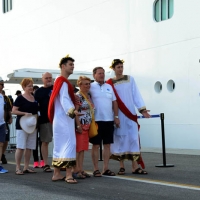 Foto Nicoloro G.  31/08/2014     Porto Corsini ( Ravenna )        Ha attraccato al molo di Porto Corsini/Ravenna la " Regal Princess ". Costruita da Fincantieri di Monfalcone e inaugurata dal premier Matteo Renzi è tra le 10 navi da crociera più grandi al mondo. 141.000 tonnellata, 330 metri di lunghezza, 1780 cabine, 4200 passeggeri e 1200 di equipaggio. Questa è la prima crociera nel Mediterraneo. nella foto immagini ricordo per i passeggeri che scendono per un giro turistico.