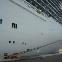 Foto Nicoloro G.  31/08/2014     Porto Corsini ( Ravenna )        Ha attraccato al molo di Porto Corsini/Ravenna la " Regal Princess ". Costruita da Fincantieri di Monfalcone e inaugurata dal premier Matteo Renzi è tra le 10 navi da crociera più grandi al mondo. 141.000 tonnellata, 330 metri di lunghezza, 1780 cabine, 4200 passeggeri e 1200 di equipaggio. Questa è la prima crociera nel Mediterraneo. nella foto particolare dell' attracco.