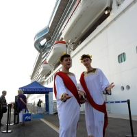 Foto Nicoloro G.  31/08/2014     Porto Corsini ( Ravenna )        Ha attraccato al molo di Porto Corsini/Ravenna la " Regal Princess ". Costruita da Fincantieri di Monfalcone e inaugurata dal premier Matteo Renzi è tra le 10 navi da crociera più grandi al mondo. 141.000 tonnellata, 330 metri di lunghezza, 1780 cabine, 4200 passeggeri e 1200 di equipaggio. Questa è la prima crociera nel Mediterraneo. nella foto in posa per una foto ricordo con i passeggeri.