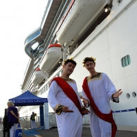 Foto Nicoloro G.  31/08/2014     Porto Corsini ( Ravenna )        Ha attraccato al molo di Porto Corsini/Ravenna la " Regal Princess ". Costruita da Fincantieri di Monfalcone e inaugurata dal premier Matteo Renzi è tra le 10 navi da crociera più grandi al mondo. 141.000 tonnellata, 330 metri di lunghezza, 1780 cabine, 4200 passeggeri e 1200 di equipaggio. Questa è la prima crociera nel Mediterraneo. nella foto in posa per una foto ricordo con i passeggeri.