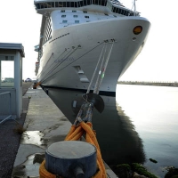 Foto Nicoloro G.   31/08/2014     Porto Corsini ( Ravenna )        Ha attraccato al molo di Porto Corsini/Ravenna la " Regal Princess ". Costruita da Fincantieri di Monfalcone e inaugurata dal premier Matteo Renzi è tra le 10 navi da crociera più grandi al mondo. 141.000 tonnellata, 330 metri di lunghezza, 1780 cabine, 4200 passeggeri e 1200 di equipaggio. Questa è la prima crociera nel Mediterraneo. nella foto l' attracco di prua.