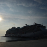Foto Nicoloro G.  31/08/2014     Porto Corsini ( Ravenna )        Ha attraccato al molo di Porto Corsini/Ravenna la " Regal Princess ". Costruita da Fincantieri di Monfalcone e inaugurata dal premier Matteo Renzi è tra le 10 navi da crociera più grandi al mondo. 141.000 tonnellata, 330 metri di lunghezza, 1780 cabine, 4200 passeggeri e 1200 di equipaggio. Questa è la prima crociera nel Mediterraneo. nella foto la Regal Princess ha da poco attraccato al molo.