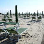 Foto Nicoloro G.   23-05-2020   Cervia (Ravenna)   La regione Emilia-Romagna ha anticipato di due giorni l\' apertura della stagione balneare. Tuttavia pochissimi sono gli stabilimenti pronti a cominciare, mentre la maggior parte e\' ancora indietro con i preparativi, come dimostrano chilometri di litorale vuoti in corrispondenza degli stabilimenti balneari. nella foto sdraio ed ombrelloni pronti ad accogliere i primi bagnanti.