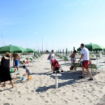 Foto Nicoloro G.   23-05-2020   Cervia (Ravenna)   La regione Emilia-Romagna ha anticipato di due giorni l\' apertura della stagione balneare. Tuttavia pochissimi sono gli stabilimenti pronti a cominciare, mentre la maggior parte e\' ancora indietro con i preparativi, come dimostrano chilometri di litorale vuoti in corrispondenza degli stabilimenti balneari. nella foto due famiglie di Bologna si apprestano a prendere possesso di sdraio e ombrelloni.