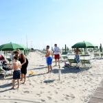 Foto Nicoloro G.   23-05-2020   Cervia (Ravenna)   La regione Emilia-Romagna ha anticipato di due giorni l\' apertura della stagione balneare. Tuttavia pochissimi sono gli stabilimenti pronti a cominciare, mentre la maggior parte e\' ancora indietro con i preparativi, come dimostrano chilometri di litorale vuoti in corrispondenza degli stabilimenti balneari. nella foto due famiglie di Bologna si apprestano a prendere possesso di sdraio e ombrelloni.