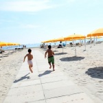 Foto Nicoloro G.   23-05-2020  Marina di Ravenna     La regione Emilia-Romagna ha anticipato di due giorni l\' apertura della stagione balneare. Tuttavia pochissimi sono gli stabilimenti pronti a cominciare, mentre la maggior parte e\' ancora indietro con i preparativi, come dimostrano chilometri di litorale vuoti in corrispondenza degli stabilimenti balneari. nella foto la prima corsa verso il mare.