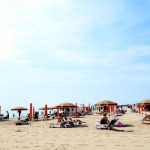 23-05-2020  Marina di Ravenna     La regione Emilia-Romagna ha anticipato di due giorni l' apertura della stagione balneare. Tuttavia pochissimi sono gli stabilimenti pronti a cominciare, mentre la maggior parte e' ancora indietro con i preparativi, come dimostrano chilometri di litorale vuoti in corrispondenza degli stabilimenti balneari. nella foto occupate tutte le prime file di sdraio e ombrelloni.