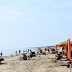 23-05-2020  Marina di Ravenna     La regione Emilia-Romagna ha anticipato di due giorni l' apertura della stagione balneare. Tuttavia pochissimi sono gli stabilimenti pronti a cominciare, mentre la maggior parte e' ancora indietro con i preparativi, come dimostrano chilometri di litorale vuoti in corrispondenza degli stabilimenti balneari. nella foto occupate tutte le prime file di sdraio e ombrelloni.