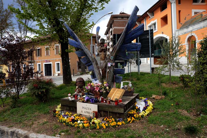 Foto Nicoloro G. 17/04/2014 L' Aquila A cinque anni dal terribile terremoto che ha distrutto la città la situazione resta molto critica. Il centro storico resta un cantiere a cielo aperto, deserto e privo di attività commerciale. nella foto il monumento erretto a ricordo degli studenti morti nel crollo della Casa dello Studente.
