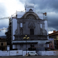 Foto Nicoloro G.  17/04/2014  L' Aquila     A cinque anni dal terribile terremoto che ha distrutto la città la situazione resta molto critica. Il centro storico resta un cantiere a cielo aperto, deserto e privo di attività commerciale. nella foto la cattedrale in ristrutturazione.