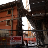 Foto Nicoloro G.  17/04/2014  L' Aquila     A cinque anni dal terribile terremoto che ha distrutto la città la situazione resta molto critica. Il centro storico resta un cantiere a cielo aperto, deserto e privo di attività commerciale. nella foto un cantiere di lavoro nella Zona Rossa.