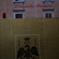 Foto Nicoloro G.  17/04/2014  L' Aquila     A cinque anni dal terribile terremoto che ha distrutto la città la situazione resta molto critica. Il centro storico resta un cantiere a cielo aperto, deserto e privo di attività commerciale. nella foto un cartello su un cantiere di lavoro.