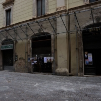 Foto Nicoloro G.  17/04/2014  L' Aquila     A cinque anni dal terribile terremoto che ha distrutto la città la situazione resta molto critica. Il centro storico resta un cantiere a cielo aperto, deserto e privo di attività commerciale. nella foto sul Corso principale tutti i negozi danneggiati e chiusi.