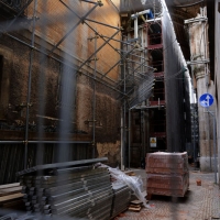 Foto Nicoloro G.  17/04/2014  L' Aquila     A cinque anni dal terribile terremoto che ha distrutto la cittÃ  la situazione resta molto critica. Il centro storico resta un cantiere a cielo aperto, deserto e privo di attivitÃ  commerciale. nella foto un edificio in ristrutturazione.