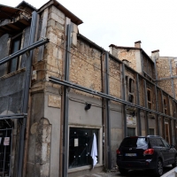 Foto Nicoloro G.  17/04/2014  L' Aquila     A cinque anni dal terribile terremoto che ha distrutto la città la situazione resta molto critica. Il centro storico resta un cantiere a cielo aperto, deserto e privo di attività commerciale. nella foto un edificio pericolante.