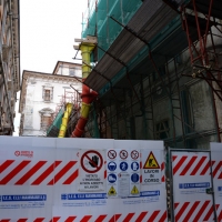 Foto Nicoloro G.  17/04/2014  L' Aquila     A cinque anni dal terribile terremoto che ha distrutto la città la situazione resta molto critica. Il centro storico resta un cantiere a cielo aperto, deserto e privo di attività commerciale. nella foto un edificio in ristrutturazione.
