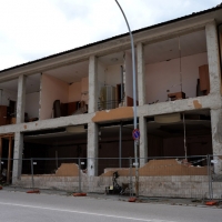 Foto Nicoloro G.  17/04/2014  L' Aquila     A cinque anni dal terribile terremoto che ha distrutto la città la situazione resta molto critica. Il centro storico resta un cantiere a cielo aperto, deserto e privo di attività commerciale. nella foto un edificio transennato e abbandonato.