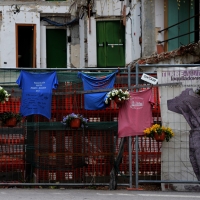 Foto Nicoloro G.  17/04/2014  L\' Aquila     A cinque anni dal terribile terremoto che ha distrutto la città la situazione resta molto critica. Il centro storico resta un cantiere a cielo aperto, deserto e privo di attività commerciale. nella foto magliette con scritte a ricordo degli studenti morti nel crollo della Casa dello Studente.