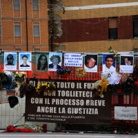 Foto Nicoloro G.  17/04/2014  L\' Aquila     A cinque anni dal terribile terremoto che ha distrutto la città la situazione resta molto critica. Il centro storico resta un cantiere a cielo aperto, deserto e privo di attività commerciale. nella foto cartelli e foto a ricordo degli studenti morti nel crollo della Casa dello Studente.