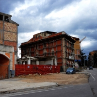 Foto Nicoloro G.  17/04/2014  L\' Aquila     A cinque anni dal terribile terremoto che ha distrutto la città la situazione resta molto critica. Il centro storico resta un cantiere a cielo aperto, deserto e privo di attività commerciale. nella foto edifici dopo il terremoto.