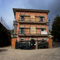 Foto Nicoloro G.  17/04/2014  L\' Aquila     A cinque anni dal terribile terremoto che ha distrutto la città la situazione resta molto critica. Il centro storico resta un cantiere a cielo aperto, deserto e privo di attività commerciale. nella foto un edificio in ristrutturazione.