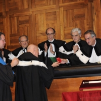 Foto Nicoloro G. 27/10/2010 Milano  Nell\'aula magna dell\'Università Cattolica conferimento della laurea honoris causa al teologo, antropologo e storico delle religioni il belga Julien Ries nel corso della cerimonia di inaugurazione dell\' anno accademico 2010-2011. nella foto Julien Ries complimentato dai professori dell\'Università Cattolica