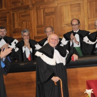 Foto Nicoloro G. 27/10/2010 Milano  Nell\'aula magna dell\'Università Cattolica conferimento della laurea honoris causa al teologo, antropologo e storico delle religioni il belga Julien Ries nel corso della cerimonia di inaugurazione dell\' anno accademico 2010-2011. nella foto Julien Ries complimentato dai professori dell\'Università Cattolica