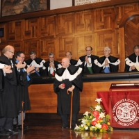 Foto Nicoloro G. 27/10/2010 Milano  Nell\'aula magna dell\'Università Cattolica conferimento della laurea honoris causa al teologo, antropologo e storico delle religioni il belga Julien Ries nel corso della cerimonia di inaugurazione dell\' anno accademico 2010-2011. nella foto Julien Ries complimentato dai professori dell\'Università Cattolica