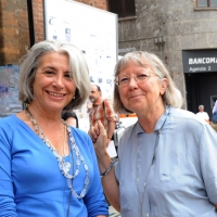 Foto Nicoloro G.  06/06/2010  Cremona  Primo Festival TRA Letteratura e Musica " Le corde dell ' anima " . nella foto Sandra Petrignani – Vivian Lamarque