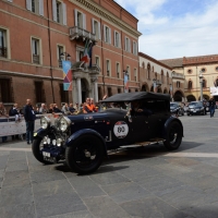 Foto Nicoloro G. 16/05/2014  Ravenna    La 32° edizione della 1000 Miglia, con le sue 435 auto, passa da Ravenna. nella foto un' auto riparte dopo la timbratura del passaggio.