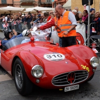 Foto Nicoloro G. 16/05/2014  Ravenna    La 32° edizione della 1000 Miglia, con le sue 435 auto, passa da Ravenna. nella foto un' auto alla timbratura del passaggio.