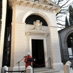 Foto Nicoloro G.   26/03/2021   Ravenna   Al quotidiano tedesco Frankfurter Rundschau, che in un articolo ha fortemente criticato e offeso il poeta definendolo ' arrivista e plagiatore ', il sindaco di Ravenna Michele de Pascale ha risposto facendo leggere in lingua tedesca il xxvi canto del Paradiso davanti alla tomba del Sommo Poeta. Da notare che la prima societa' Dantesca al mondo e' nata in Germania a Berlino. nella foto la lettrice Dagmar Neumar dell' Associazione culturale Italo-Tedesca.