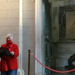 Foto Nicoloro G.   26/03/2021   Ravenna   Al quotidiano tedesco Frankfurter Rundschau, che in un articolo ha fortemente criticato e offeso il poeta definendolo ' arrivista e plagiatore ', il sindaco di Ravenna Michele de Pascale ha risposto facendo leggere in lingua tedesca il xxvi canto del Paradiso davanti alla tomba del Sommo Poeta. Da notare che la prima societa' Dantesca al mondo e' nata in Germania a Berlino. nella foto la lettrice Dagmar Neumar dell' Associazione culturale Italo-Tedesca.