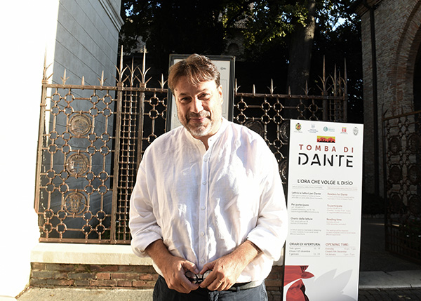 Foto Nicoloro G.   12/09/2026   Ravenna   Nell' ambito delle celebrazioni del 705° annuale della morte di Dante Alighieri continuano le letture di canti della Divina Commedia davanti alla tomba del Sommo Poeta. nella foto il professore Tomaso Montanari che ha letto il 17° 
canto del Paradiso davanti alla tomba di Dante.