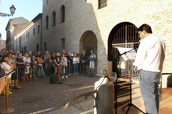 Foto Nicoloro G.   12/09/2026   Ravenna   Nell' ambito delle celebrazioni del 705° annuale della morte di Dante Alighieri continuano le letture di canti della Divina Commedia davanti alla tomba del Sommo Poeta. nella foto il professore Tomaso Montanari che ha letto il 17° 
canto del Paradiso davanti alla tomba di Dante.