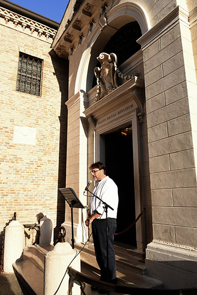 Foto Nicoloro G.   12/09/2026   Ravenna   Nell' ambito delle celebrazioni del 705° annuale della morte di Dante Alighieri continuano le letture di canti della Divina Commedia davanti alla tomba del Sommo Poeta. nella foto il professore Tomaso Montanari che ha letto il 17° 
canto del Paradiso davanti alla tomba di Dante.
