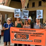 Foto Nicoloro G. 27/08/2026 Ravenna Nel giorno in cui il Consiglio di Stato e' chiamato a pronunciarsi sulla richiesta avanzata dalla giornalista Linda Maggiori di accesso ai dati sulle armi che transitano dal porto ravennate e' stato organizzato un presidio davanti alla sede del Comune. Infatti le Dogane di Ravenna, al contrario delle Dogane di Livorno, hanno negato questa richiesta e nonostante abbiano perso davanti al TAR hanno presentato appello al Consiglio di Stato. nella foto uno striscione.