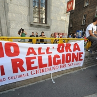 Foto Nicoloro G. 11/09/2010 Milano  Manifestazione di un migliaio di lavoratori della scuola, con prevalenza di precari, contro la riforma Gelmini, con corteo da piazza Missori fino alla sede del Provveditorato. nella foto Striscione di protesta