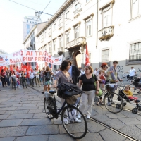 Foto Nicoloro G. 11/09/2010 Milano  Manifestazione di un migliaio di lavoratori della scuola, con prevalenza di precari, contro la riforma Gelmini, con corteo da piazza Missori fino alla sede del Provveditorato. nella foto  Genitori con figli alla manifestazione