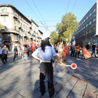 Foto Nicoloro G. 11/09/2010 Milano  Manifestazione di un migliaio di lavoratori della scuola, con prevalenza di precari, contro la riforma Gelmini, con corteo da piazza Missori fino alla sede del Provveditorato. nella foto  Disagi per il traffico urbano durante il corteo