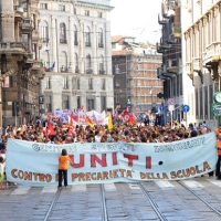 Foto Nicoloro G. 11/09/2010 Milano  Manifestazione di un migliaio di lavoratori della scuola, con prevalenza di precari, contro la riforma Gelmini, con corteo da piazza Missori fino alla sede del Provveditorato. nella foto Manifestanti con striscione di protesta