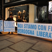 Foto Nicoloro G. 14/11/2010, Milano, Manifestazione promossa dal PdL al teatro Nuovo " Dalla parte del Cavaliere ". nella foto Striscioni a favore di Vittorio Feltri